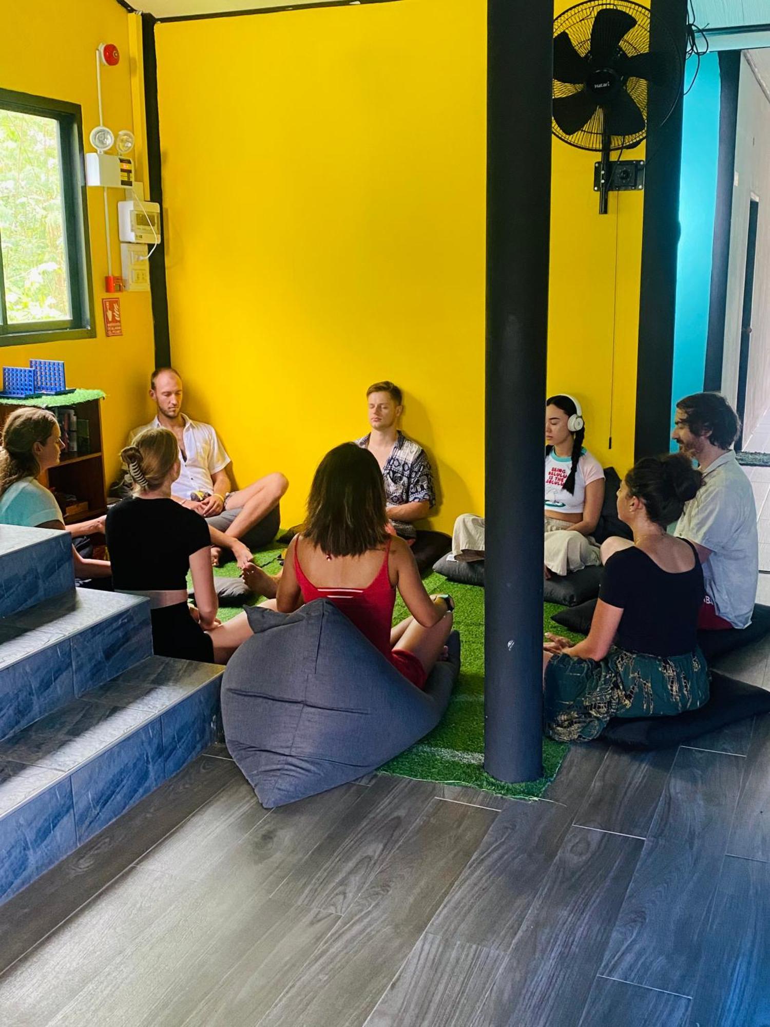 The 10 Club Hostel 통살라 외부 사진